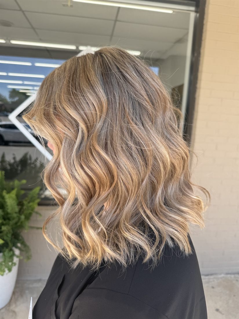 Bronde balayage on a shoulder-length wavy cut